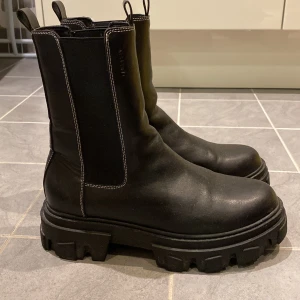 Kängor  - Tuffa och sköna damkängor från Din sko i storlek 40, innermått 26,4 cm