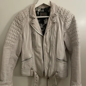 Skinnjacka  - Äkta skinnjacka från Jofama by Kenza.  Stl: 34  Använd en gång, säljes pga fel storlek Nypris: 2700  -frakt tillkommer 