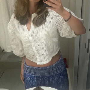 Vit blus Lindex  - Vit ihålig blus från förra året från Lindex 🤍 finns matchade kjol men jag säljer bara blusen då den inte kommer till användning längre. Kontakta mig vid intresse! 