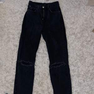 Svarta jeans köpta från stradivarius, använda men finner inget ”fel” på dem. 