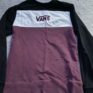 Tröja - Säljer denna Vans tröja då den inte används längre. Den e i bra skick och har inga skador osv. Skriv vid frågor osv. Lägg egna gärna prisförslag 💘