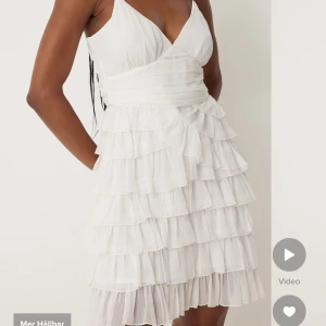 Studentklänning - Superfin vit klänning som passar perfekt till studenten. Jättefin i skicket. Storlek 34💘