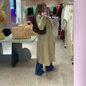 Skinnkappa - En trenchcoat i skinn (inte äkta) köpt second hand. Passar S-L. Köparen står för frakten. 