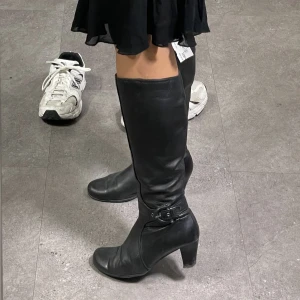 Skinnstövlar stl 39 - Snygga svarta vintage skinnstövlar i storlek 39. Mjukt läder som sitter väldigt snyggt på💕