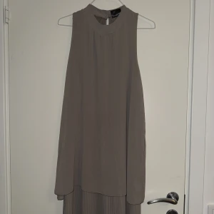 Klänning - Super fin och bekväm klänning från Rainbow i storlek 36. Färgen är beige/ grå.