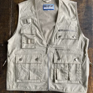 Beige Passport väst - Skön väst från Passport, passar nog alla🌟🌟