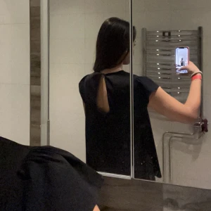 Volang blus - Säljer min skit snygga volang top från Vero Moda med en liten öppning på ryggen då den inte kommer till användning längre, kan även användas till fester🤩 den är i Xs men passar även S💗 köparen stör för frakten!🩷