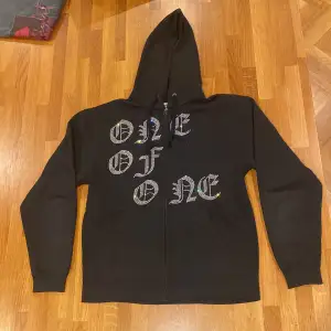 One of One zip hoodie, limited, nypris 1500