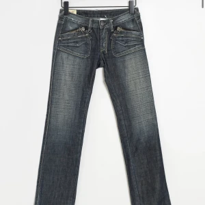 Lågmidjade jeans - Lågmidjade jeans i storlek 27. Aldrig använda då de var för små på mig. Skriv för frågor eller fler bilder💕