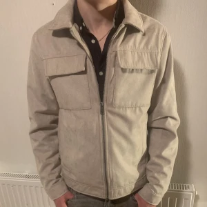 Overshirt  - Riktigt clean overshirt i färgen beige! 10/10 condition.