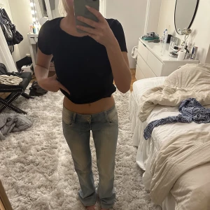 Lågmidjade jeans - Så fina, går tyvärr inte ner i pris på dessa. Midjemått cirka 38cm!🩷💞