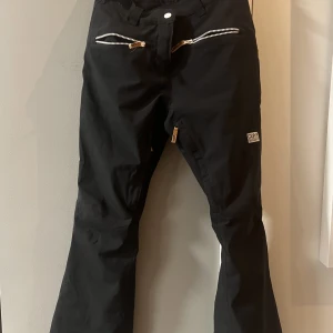 Snowboardbyxor Dam S - Snowboardbyxor använda ett par gånger. Som nya 
