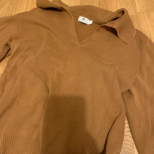 Brun tröja - Tröja i mycket bra skick. Tveka inte på att höra av dig💗