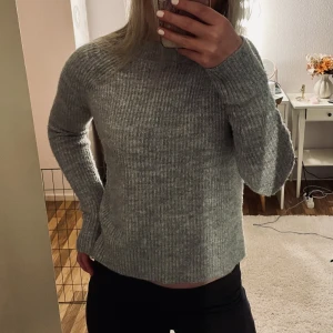 Stickad tröja  - Grå stickad tröja🩶strl Xs!!