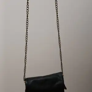 En liten,fin svart väska från Piecee