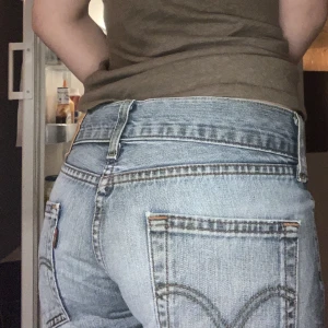 Lågmidjade vintage Levisjeans - ⚠️De inte sålda⚠️ Vintage bootcut levisjeans som tyvärr är lite för stor för mig. Midjemått ca 40 cm rakt över, innerbenslängd ca 81 cm. Skriv om intresserad🥰🥰