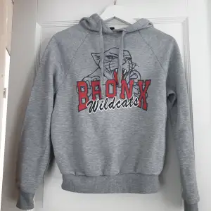 Grå hoodie från Gina Tricot med tryck. Använd men i gott skick.  Plagget tvättas och rollas innan jag fraktar iväg 📦 Går med på billigare paketpris vid köp av flera plagg.