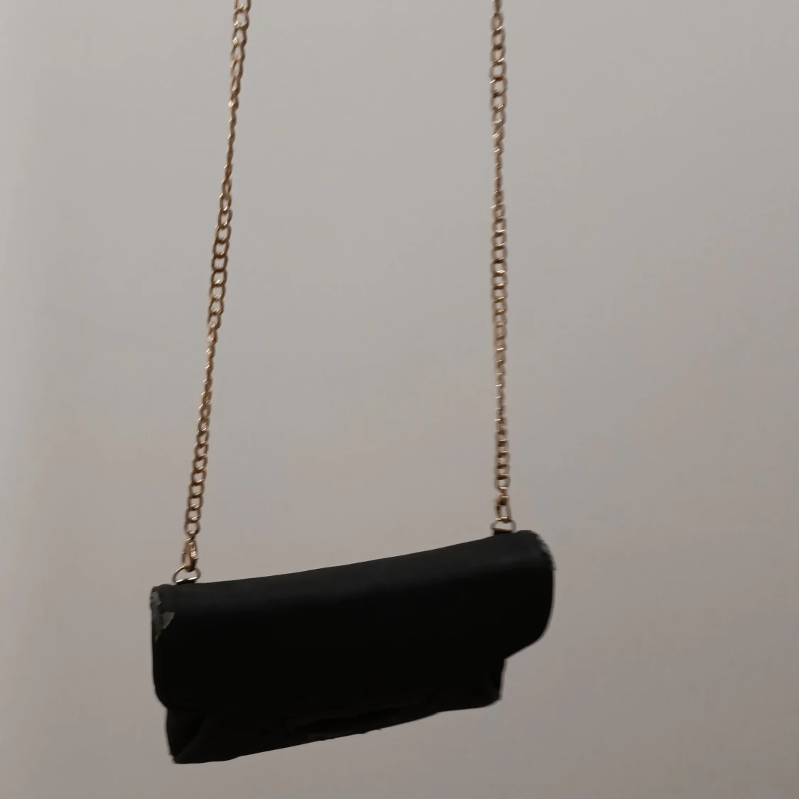 Svart liten väska från bil bok