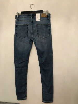 Jeans -  Jeans med prislapp 