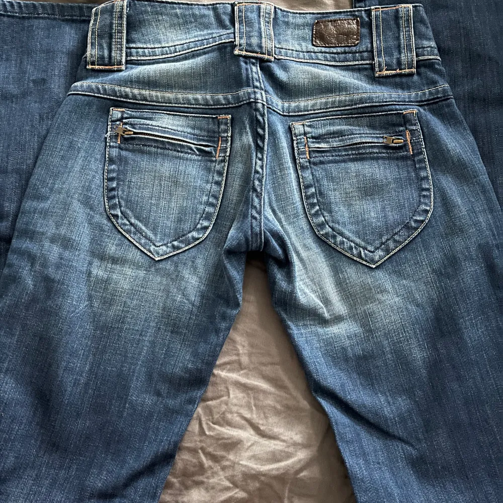 lägger ut igen för att få gratis frakt 🤍 kolla min profil för orginal annonsen . Jeans & Byxor.
