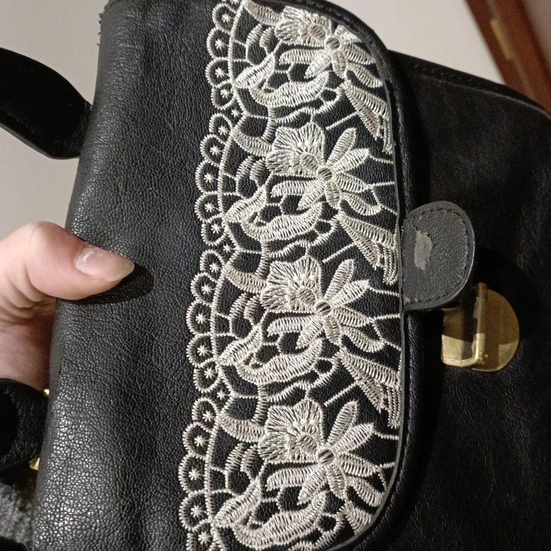 En svart liten armväska  - 91