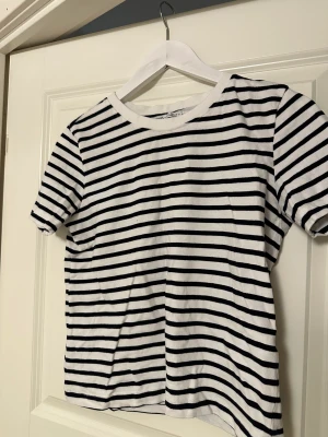 T-shirt Zara - Randig T-shirt i vit och svart från Zara