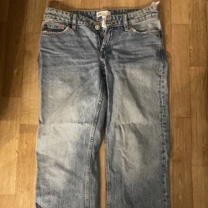 Lågmidjade Zara Jeans  - Lågmidjade snygga blåa jeans från Zara ❤️‍🔥💙 kommer tyvärr inte till användning långre då dom är för små 