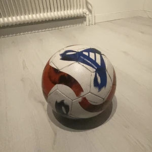 Fotboll - En tiro competition fotboll. Lägger upp den för så billigt är för att det står mitt namn men man kan ta vart de om man vill sen 