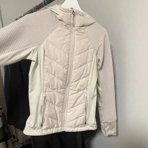 Sport jacka  - Beige sport jacka, använd Max 2 gånger. Funkar som s också. 