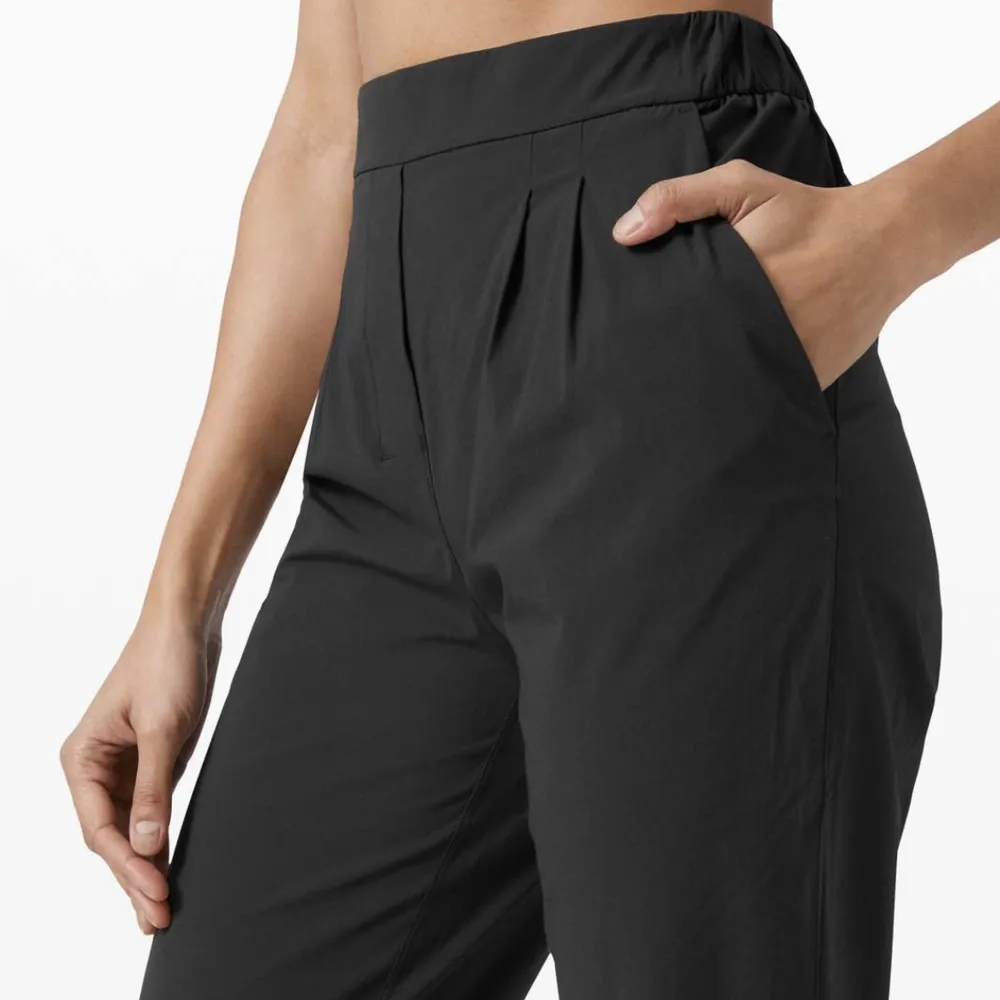 Såååå sköna kostymbyxor från Lululemon💕Super nice stretch, och är Lululemons signatur material i dry-fit lycra. Över 1000kr vid inköp.💕. Jeans & Byxor.