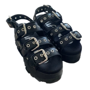 Buffalo-sandaler  - Säljer mina Buffalo-sandaler, endast använda en gång men lite för stora för mig. Supercharmiga!! Stl. 36 men något stora i storleken. Kan överlämnas i Stockholm för att slippa frakt!  Ursprungspris 1100 kr