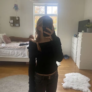 Off shoulder top - En jättefin off shoulder tröja från GinaTricot i jättebra skick❤️har aldrig använts❤️har lapen kvar