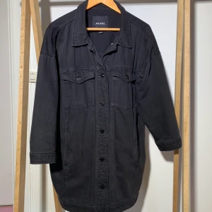 Jeansjacka från monki  - Jeansjacka från Monki som inte längre kommer till användning. Är i använt skick, urtvättad i färgen! 