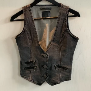 Jeansväst  - Snygg jeansväst från Crocker. I storlek 170, passar som en S. 