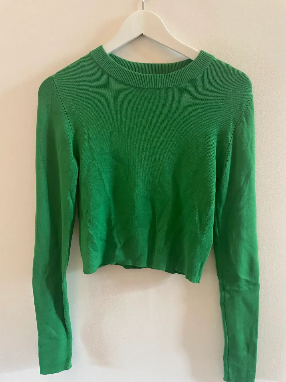 Grön stickad tröja som är sitter som en långärmad tröja från Pull & Bear. Aldrig använd, mycket bra skick. Säljer då jag aldrig använder den. Köparen står för frakten ❤️. Stickat.