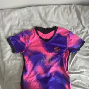 Psg tröja  - Använd några gånger , då färgen försvunnit lite . Därför säljer den för billigt pris . 