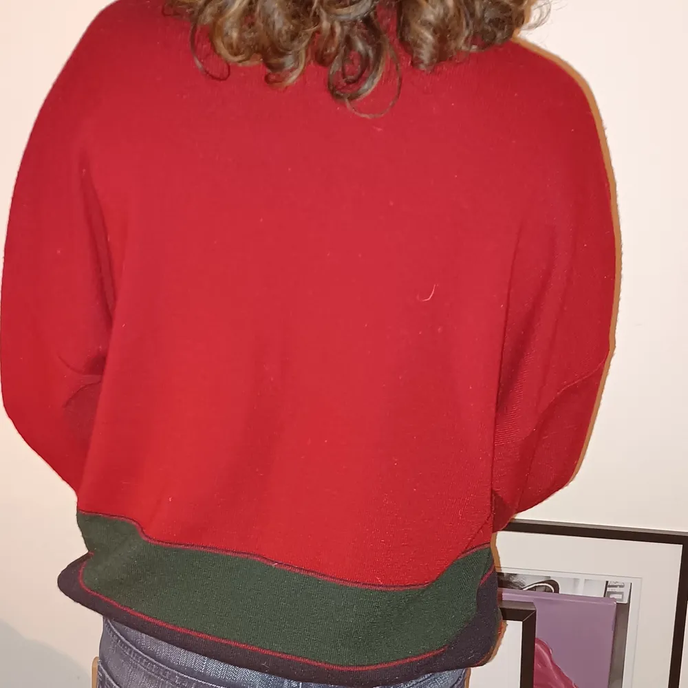Super mysig o varm rödgrön sweater. Använd några få gånger. Storlek L men modell brukar ha mellan S- M. ❤💚. Tröjor & Koftor.