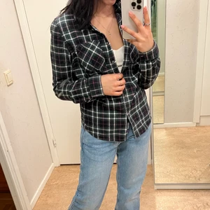 Rutig grön skjorta - Rutig grön skjorta från Superdry. Tjockare fint tyg. 