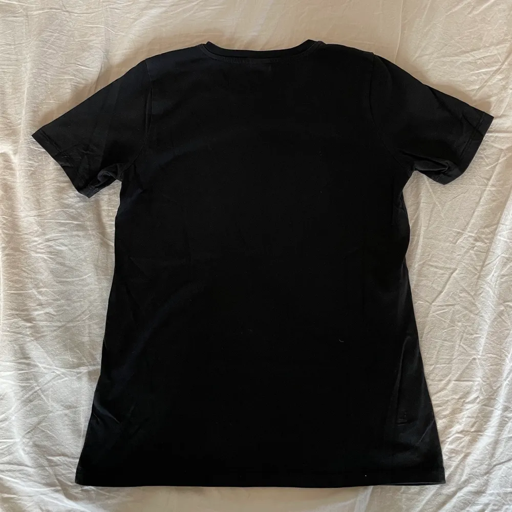 Säljer en t-shirt från Gina Tricot i storlek XS. Den är sparsamt använd och därmed i mycket fint skick. Inga fläckar eller tecken på slitage. Betalning sker via Swish. . T-shirts.
