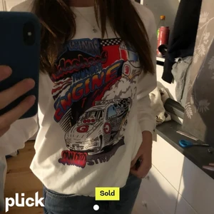 Tröja - Nu säljer jag denna Tröjan från shein då den inte är i min stil längre(bilder lånade från förra ägaren) Jätte bra skick👍