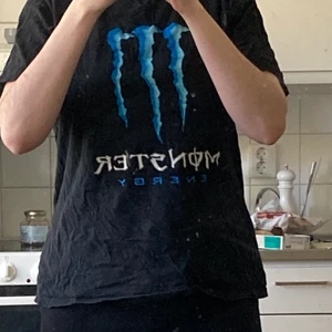 Najs tröja med Monster-tryck😁😁😁 - Skön tröja med Monster-tryck😩 Använd men i gott skick! Storlek S men passar även M. 
