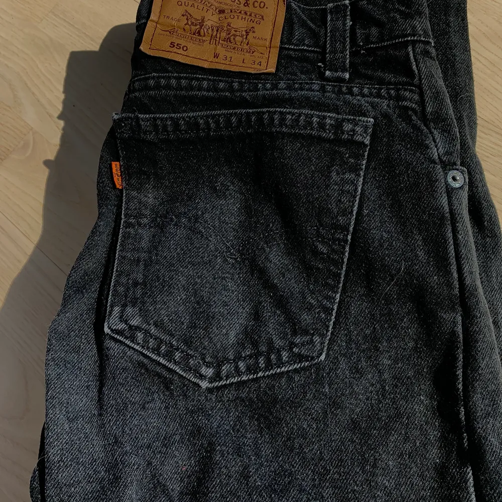Säljer ett par grå/svarta Levi’s jeans då de inte passar mig! De är i modellen 550, som visas på andra bilden. Meddela mig privat för mått och fler bilder. Fraktar spårbart eller möts upp i Stockholm💗. Jeans & Byxor.