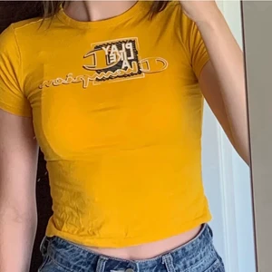 Babytee  - Gul babytee från champion!