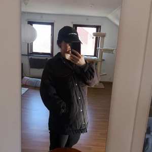 Lätt vadderad jacka H&M - Svart quiltad oversized  jacka som passar bra till allt. Köpt förra året. Storleken är xxs men jag brukar ha XXS till XS i jackor 