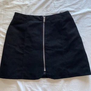 H&M svart kjol - En söt kort sammetssvart kjol med sprund i mitten☺️ Endast använt två gånger!