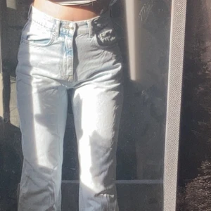 Fina Ljusblåa Jeans  - Jeansen är i ny skick och köpta på Gina tricot för ungefär ett halvår sedan. Högmidjade och sitter bra för storleken. Endast använda en gång!! Säljer pga att de inte kommer till användning. Längden är perfekt på mig som är ca 168cm lång. Skriv gärna till mig direkt vid intresse! Kan mötas inom Kristianstad, Bromölla, Sölvesborg. Annars står köparen för frakten. Betalning sker via swish💗