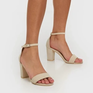 Klackskor - Beigea klackskor från Nelly, 8 cm. Aldrig använda endast testade inomhus.❤️köparen står för frakten.