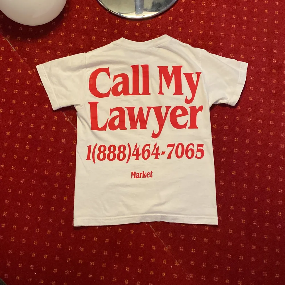 Call my lawyer t shirt från chinatownmarket eller market. Signerad ”market”. Passar true to size. Lite defekt på C på ”Call”. T-shirts.