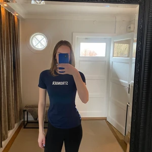 Stronger tröja - Jätte fin marin blå tränings tröja från stronger. Luktar självklart inte svett!