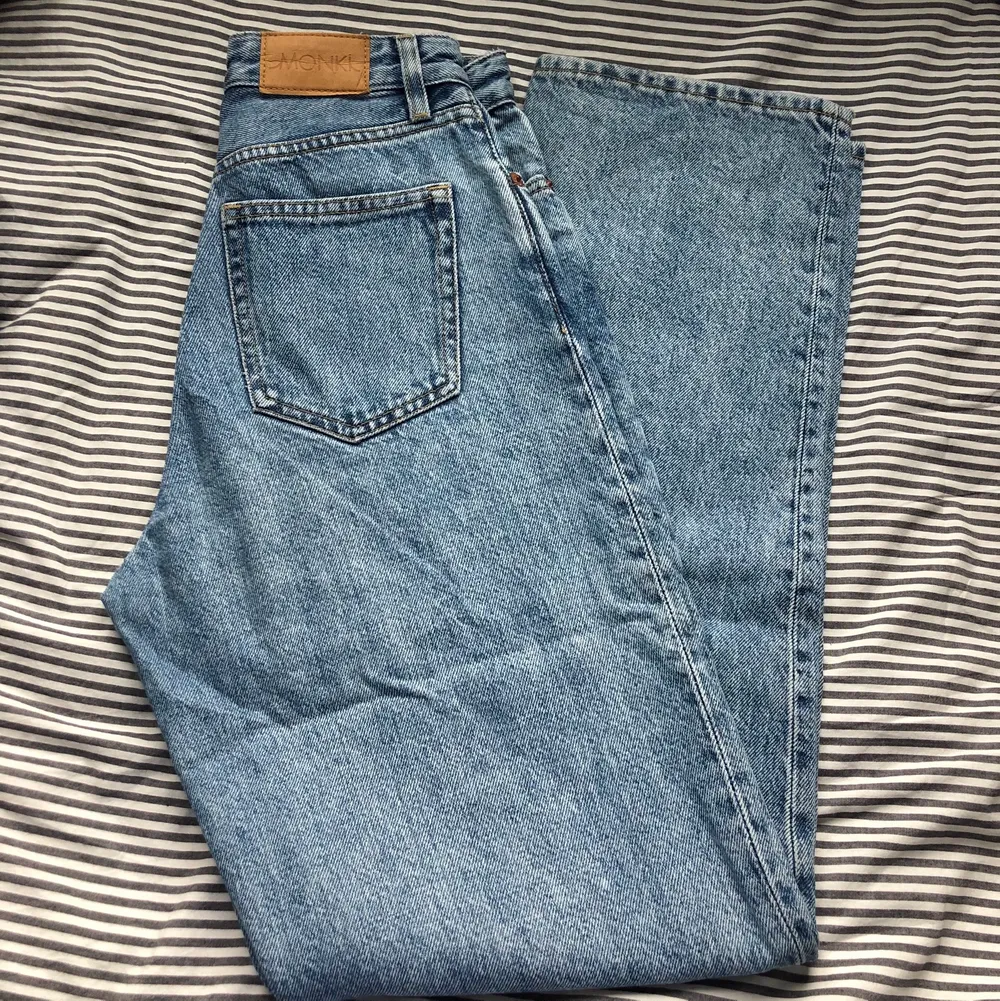 Jeans från monki i storlek 24. De är relativt välanvända och har lite slitage och missfärgningar längst ned och i vissa sömmar. Men i övrigt fortfarande fina!❤️❤️  hör av er vid frågor . Jeans & Byxor.